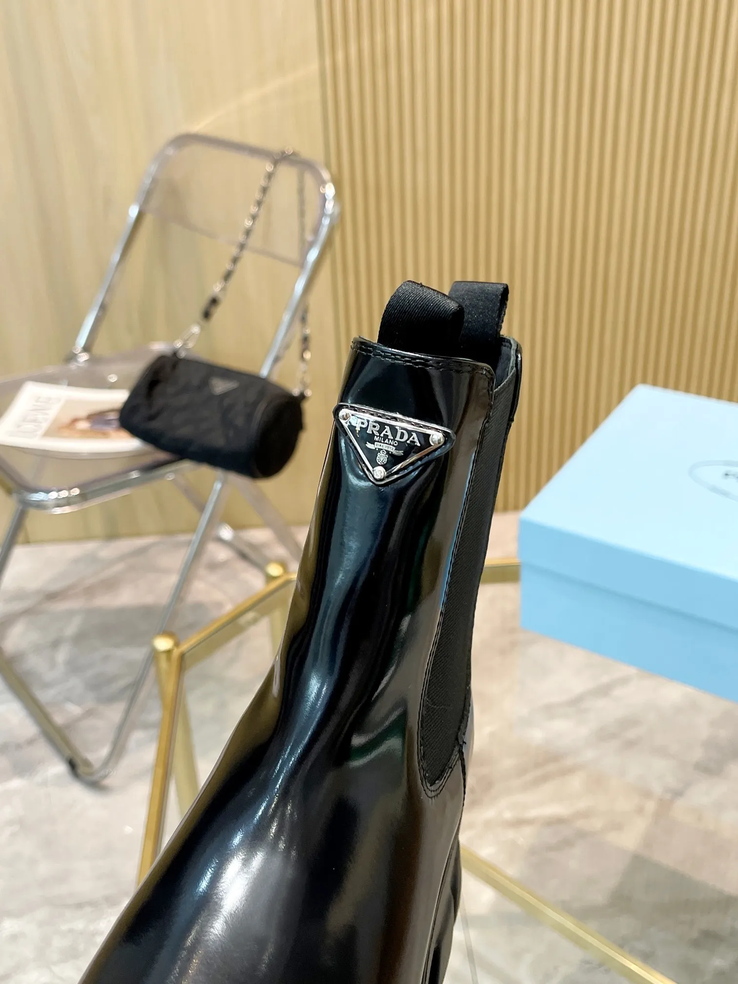 👟👟Ex-factory price 560👟👟 2023 SSS launches the Prada short boots series. PRADA's early autumn and winter T-stage catwalk show is the same style as "Dreams never sleep". Prada can be used on important occasions. It has a fresh style with a little nobility and is perfect on the feet. 💃💃 Wear these shoes with them. They are elegant and crystal clear. The materials of various accessories are exclusively customized one to one, so that there is no distance from the original. The entire series is a combination of exciting and unexpected elements, allowing you to have a taste of the ever-changing style of the Prada girl. 🎀Upper: imported cowhide, patent leather, open-edge beaded cowhide 🎀Inner lining: cowhide lining🎀Outsole: original Italian outsole Color supply, code number 35-41 (40.41 customization is not returnable)